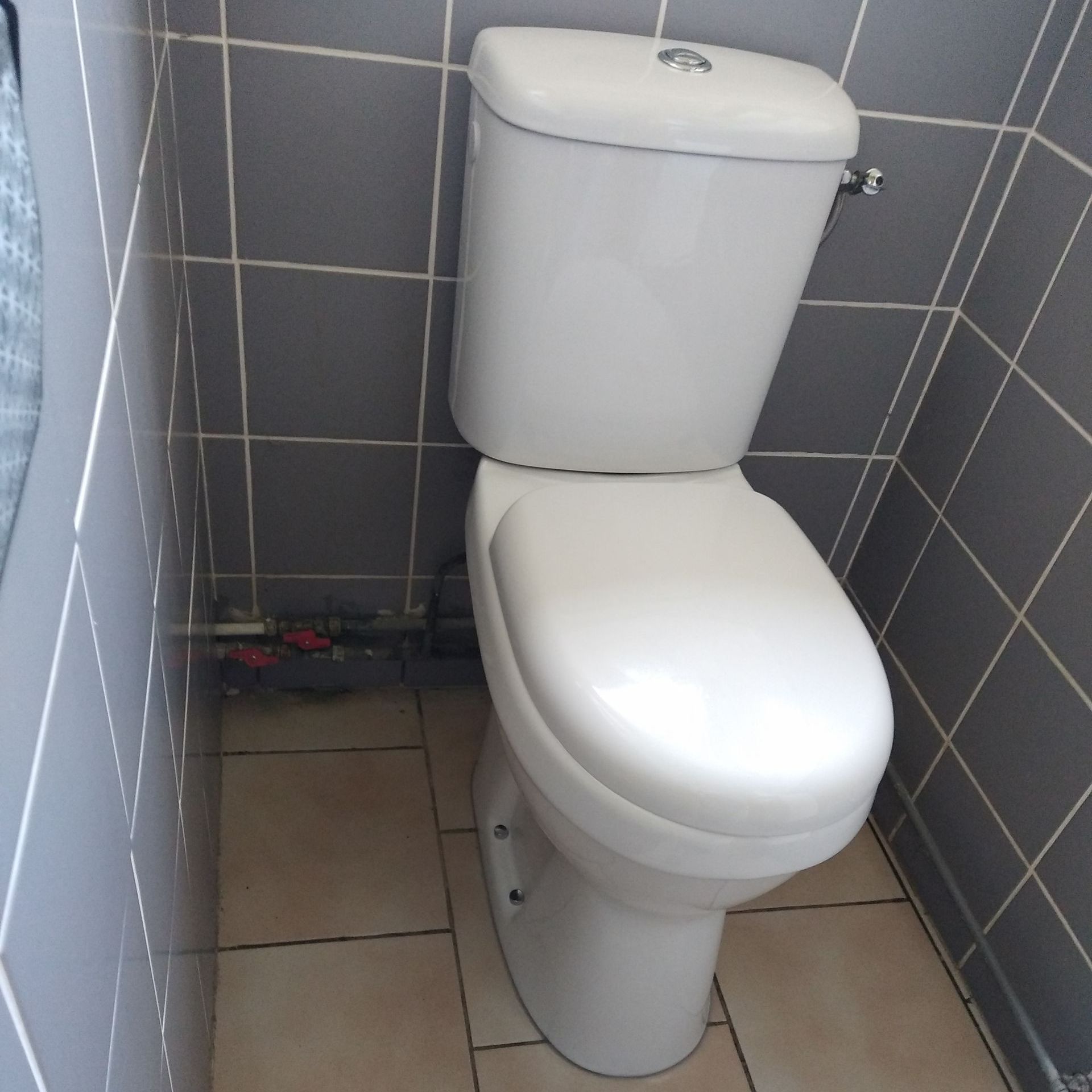 WC installé avec murs carrelés