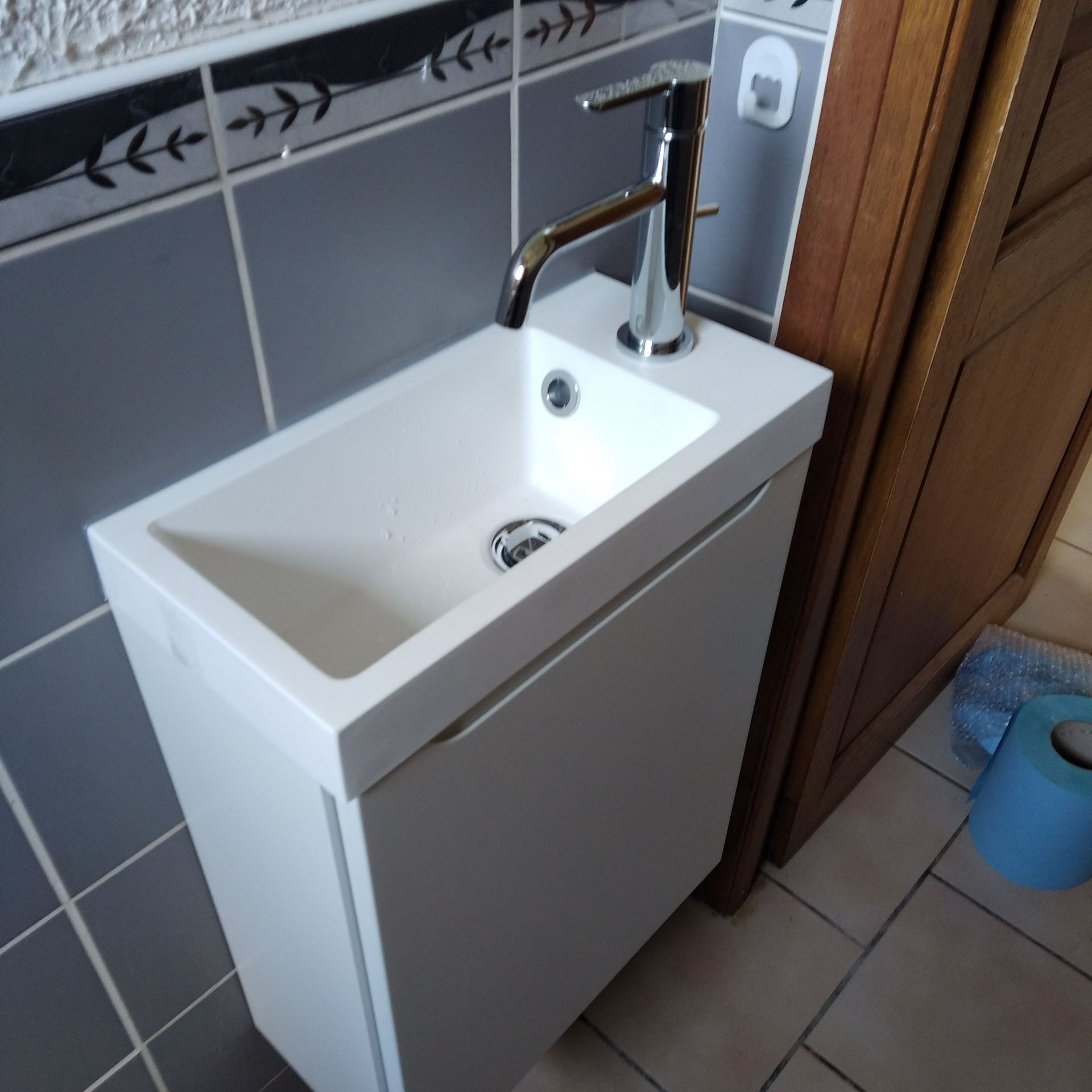 Lavabo fixé à un mur carrelé