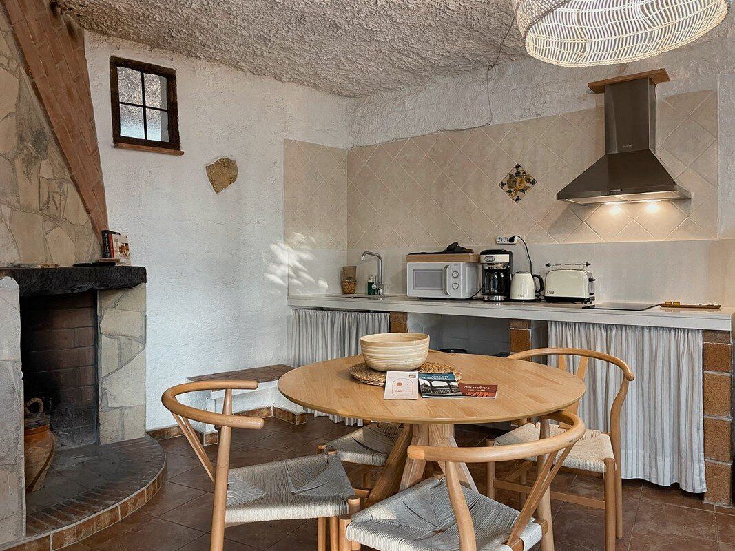 Una cocina con mesa y sillas y una chimenea.