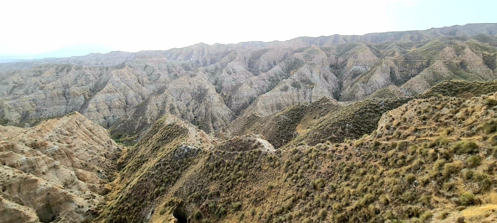 Una vista de una cadena montañosa con un camino que la atraviesa.