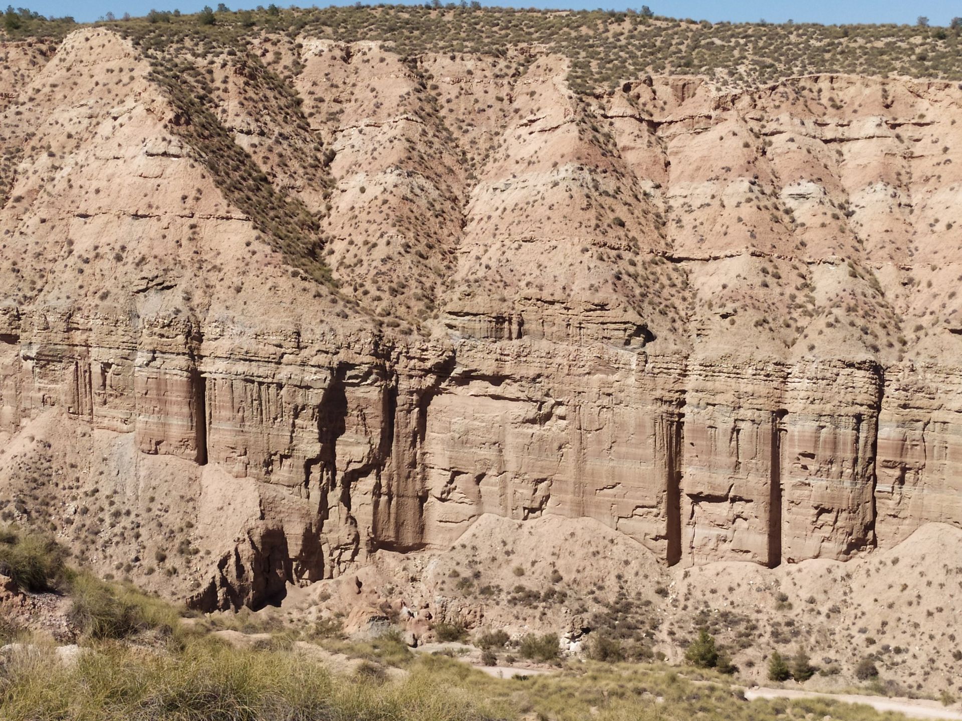 Un acantilado con muchas rocas