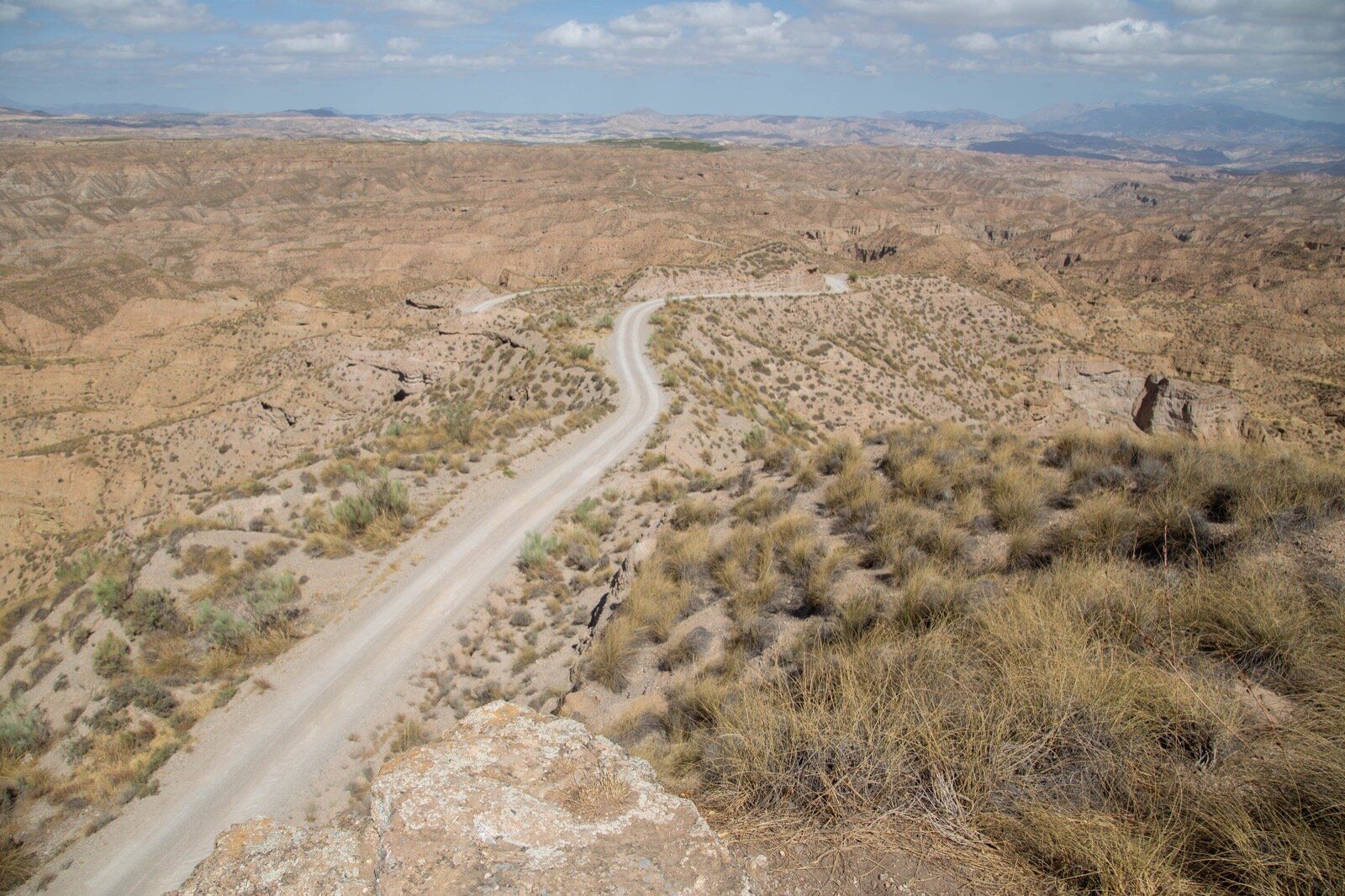 Una vista aérea de un camino de tierra en el desierto.