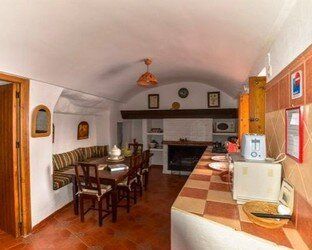 Una cocina con mesa y sillas y una chimenea.