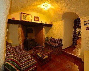 Una sala de estar con chimenea, sofá y mesa de café.