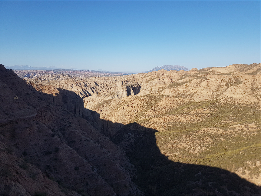 La sombra de una persona se proyecta en la ladera de una montaña.