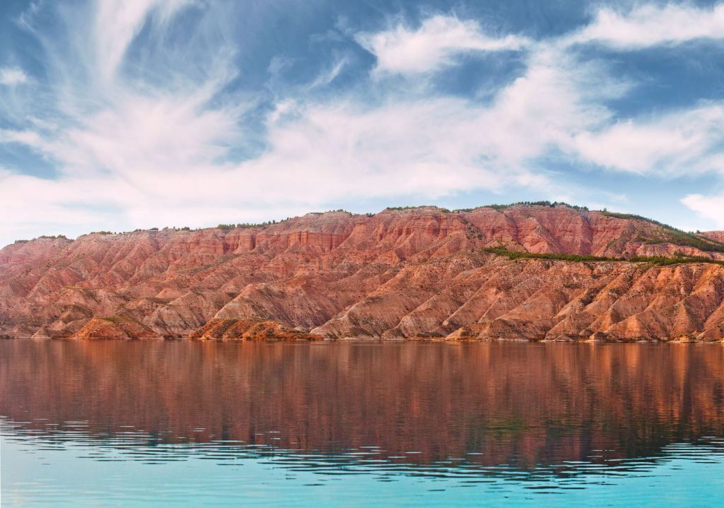 Hay una montaña al fondo y un lago en primer plano.