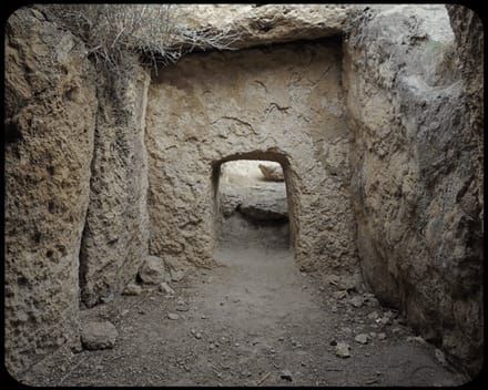 Un túnel de piedra con una puerta en el medio.