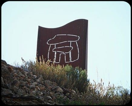 Un gran cartel marrón con el dibujo de una casa.