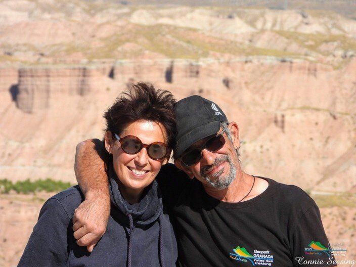 Un hombre y una mujer posan para una foto y la mujer lleva gafas de sol.