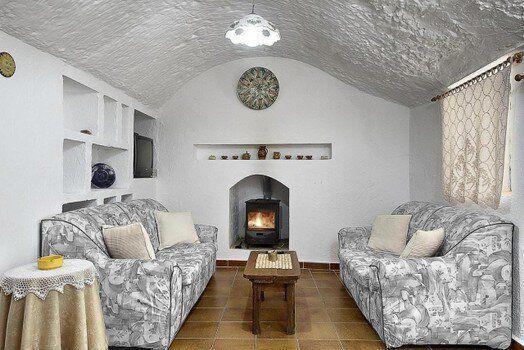 Una sala de estar con dos sofás y una chimenea.
