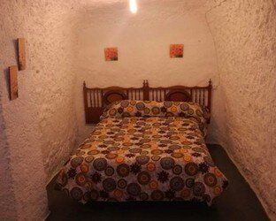 Hay una cama en el medio de una pequeña habitación.