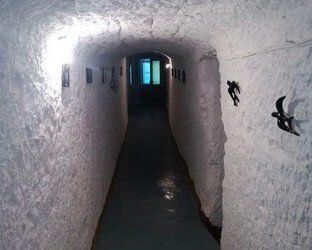 Un túnel largo con una luz que sale del final.