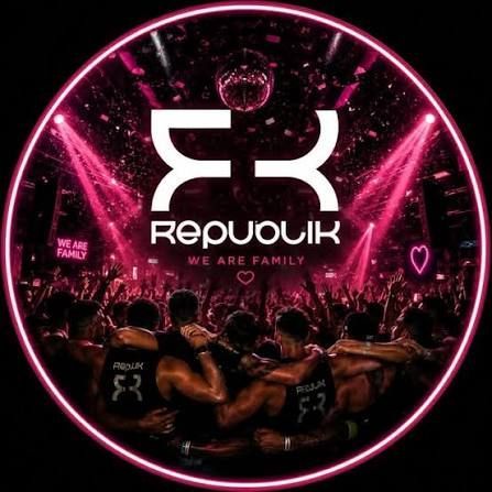 Logotipo circular de neón rosa con «Repouk» y «We are family» sobre un público multitudinario en un concierto
