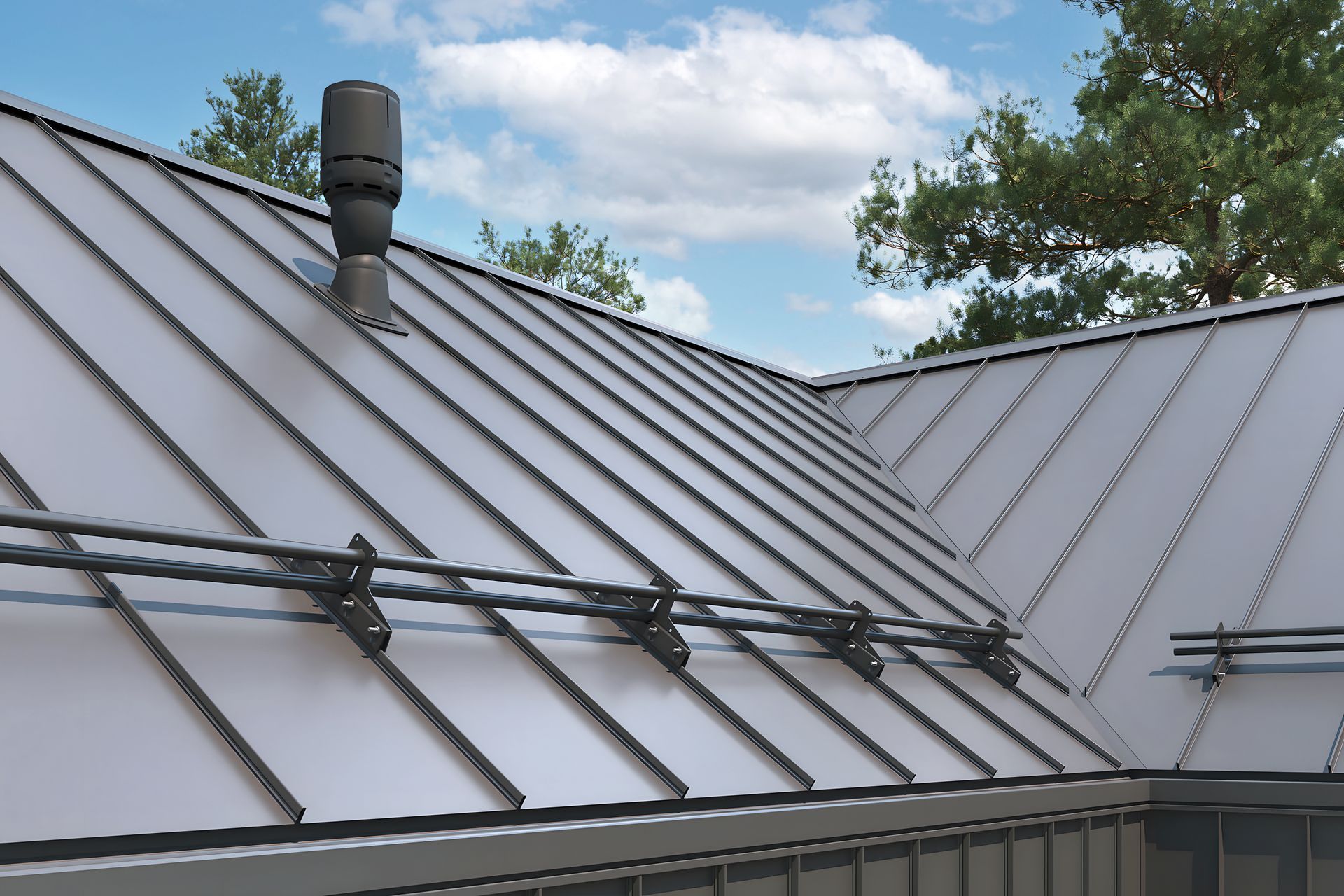 Toit en métal gris avec un tuyau de ventilation noir.
