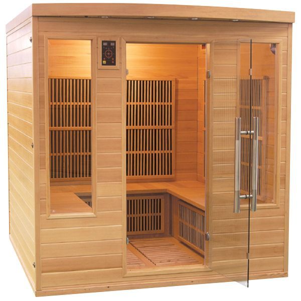 Una grande sauna in legno con porta in vetro