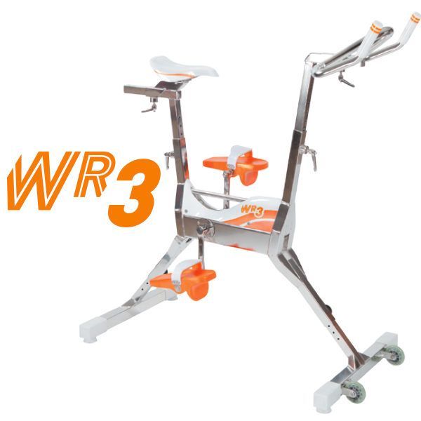 Una cyclette bianca e arancione con la scritta wr3 sopra