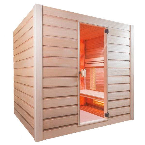 Una piccola sauna in legno con una porta in vetro