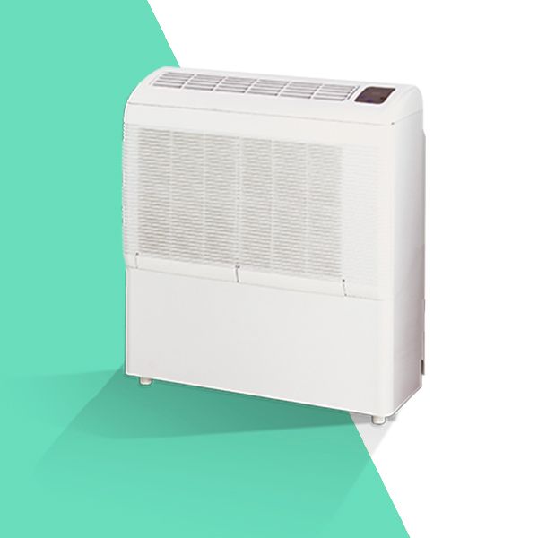 Un condizionatore d'aria bianco è appoggiato su uno sfondo verde e bianco