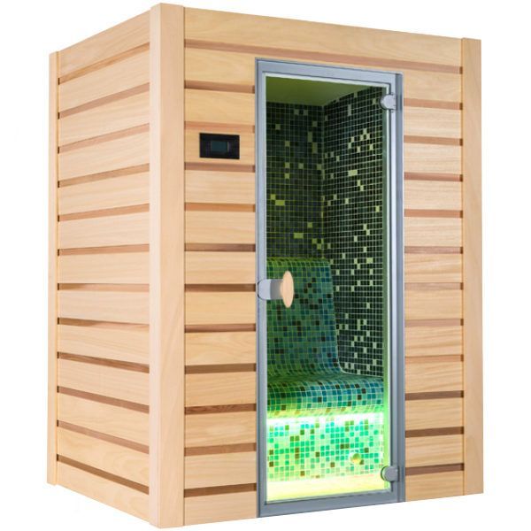 Una piccola sauna in legno con una porta in vetro