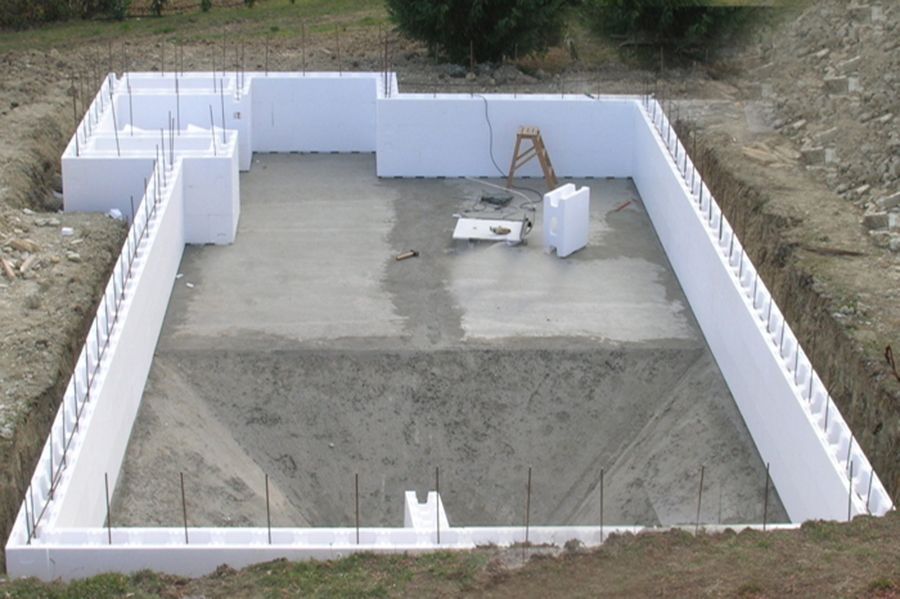 Si sta costruendo una grande piscina con blocchi di polistirolo