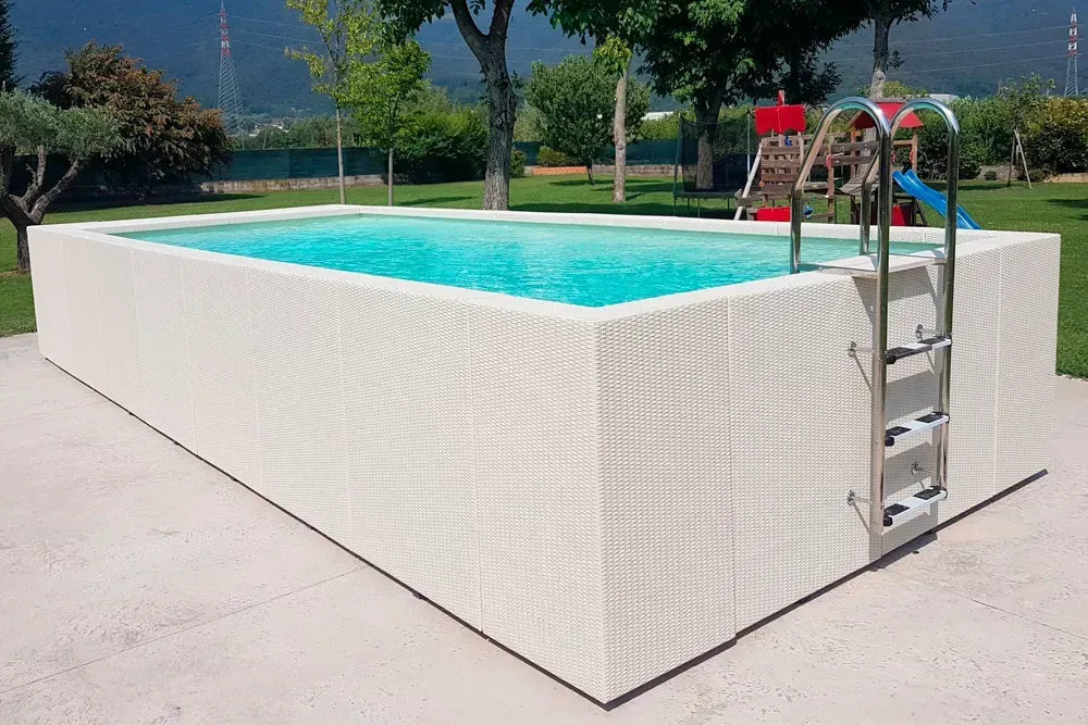 Una grande piscina bianca con una scaletta attaccata