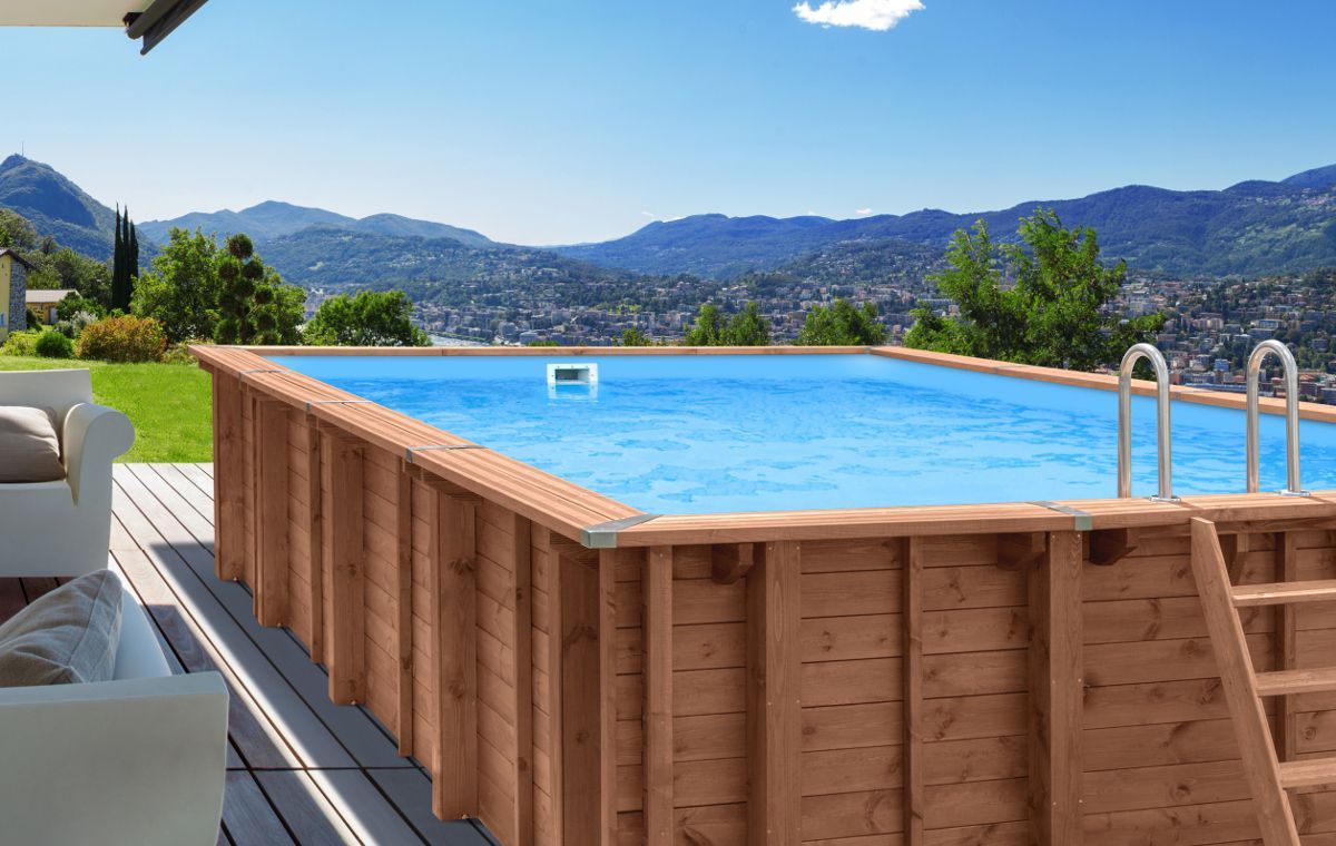 Una piscina di legno è posizionata su un ponte di legno.