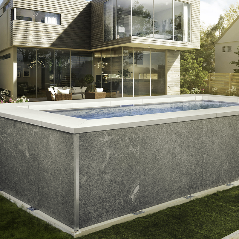 Una grande casa con una grande piscina di fronte