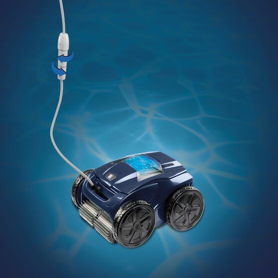Un pulitore robotico per piscine con un cavo collegato