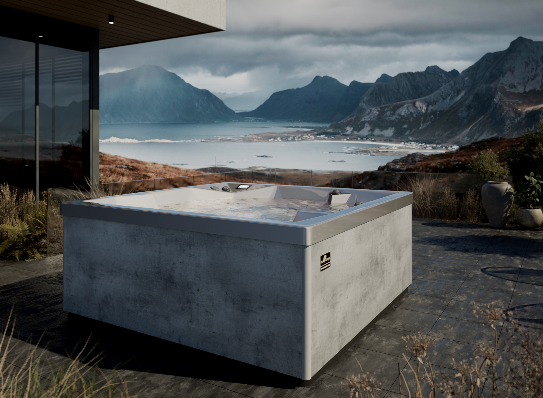 Una vasca idromassaggio in cemento è posizionata su un patio accanto a una casa con le montagne sullo sfondo.