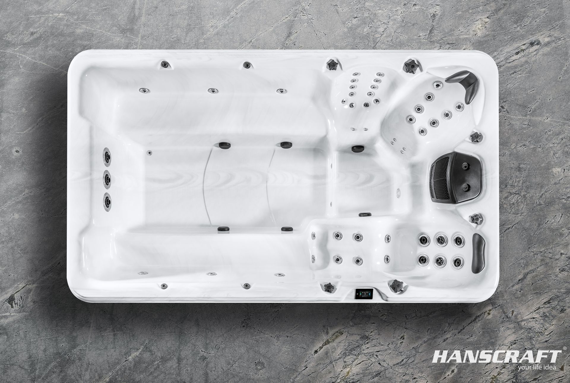 Una vasca idromassaggio bianca è appoggiata su una superficie di cemento.