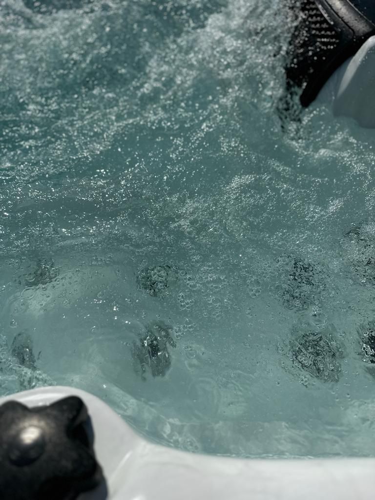 Primo piano di una vasca idromassaggio da cui escono delle bolle.