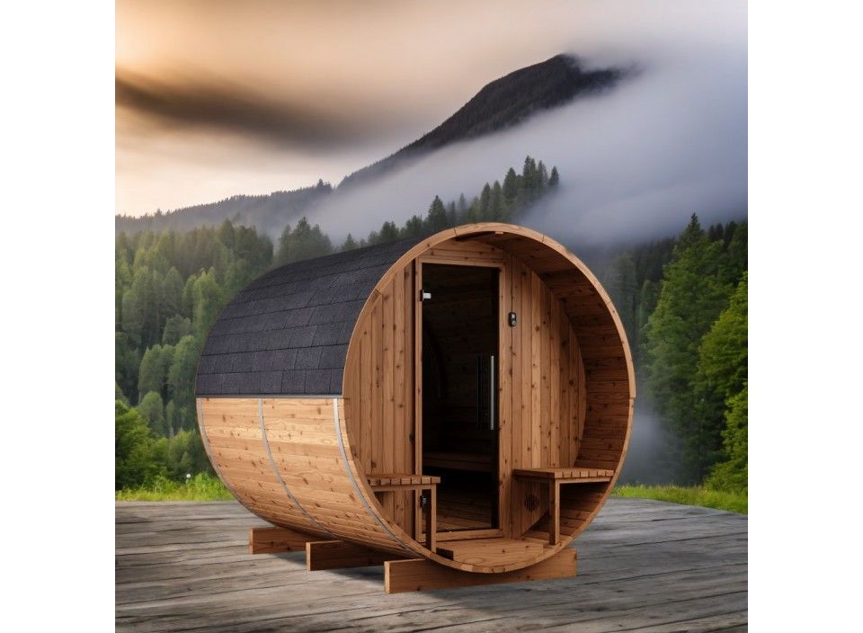 Una sauna a forma di botte di legno con una montagna sullo sfondo.