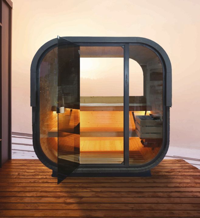 Un cubo con una porta di vetro è appoggiato su un ponte di legno