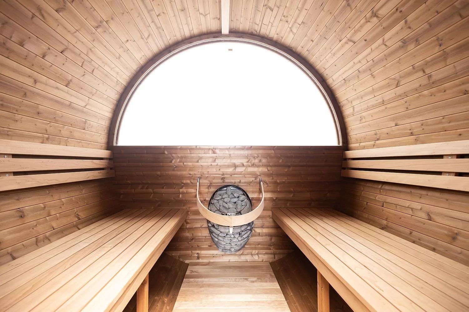 L'interno di una sauna in legno con una grande finestra