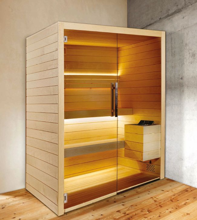 Una sauna in legno con porta in vetro e ripiani