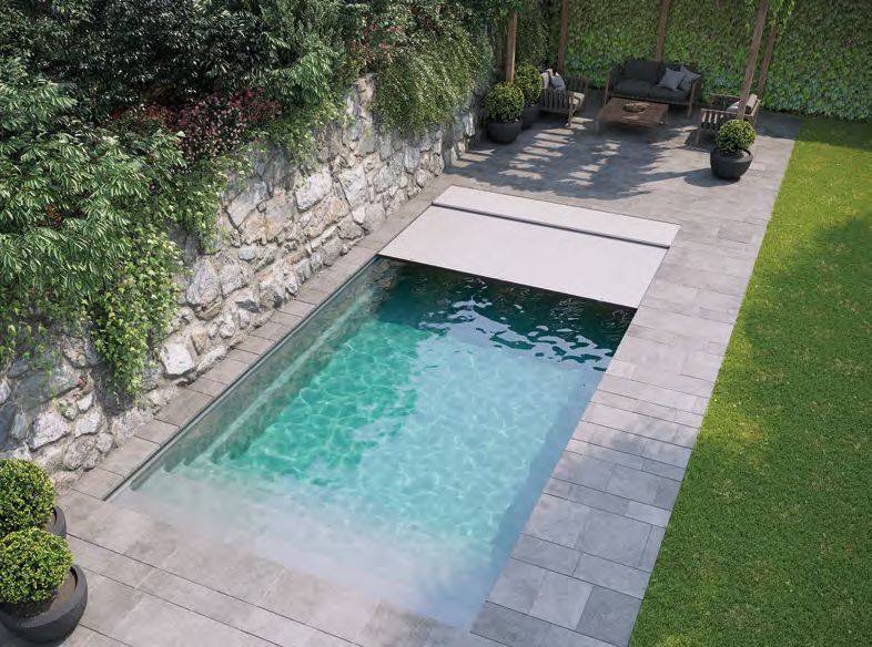 Una vista aerea di una piscina in un cortile.