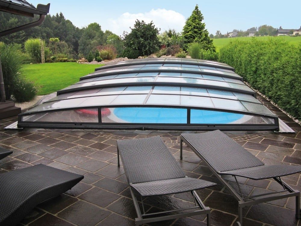 Una piscina coperta è circondata da sedie a sdraio