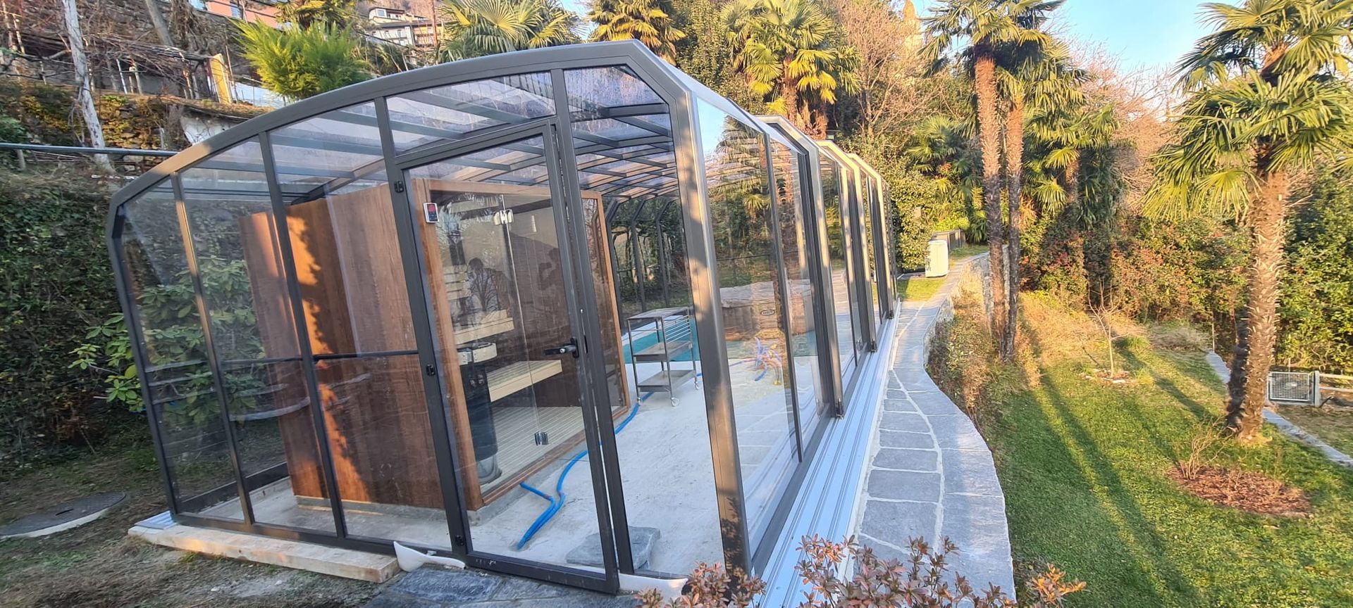 Nel cortile di una casa viene costruita una serra.