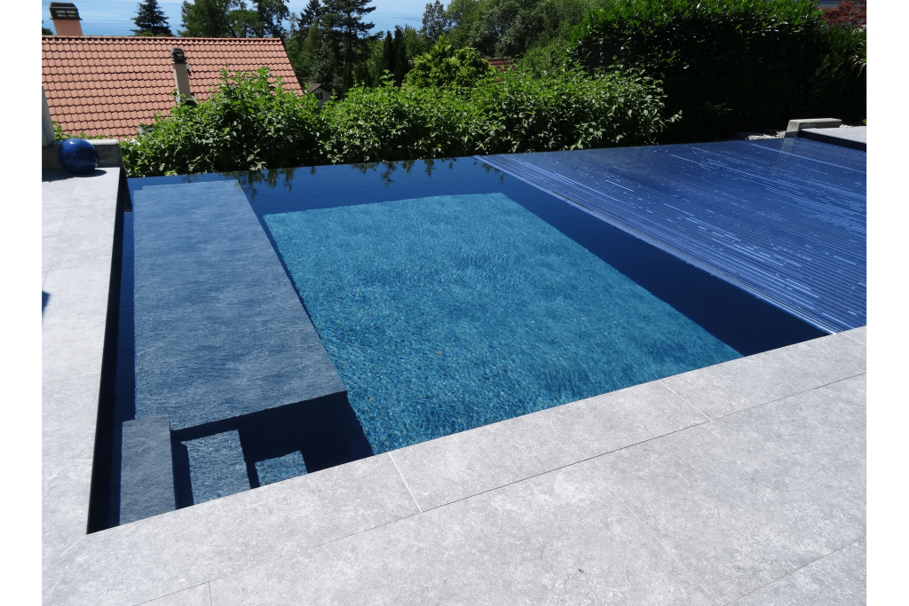 Una grande piscina con un tetto sullo sfondo