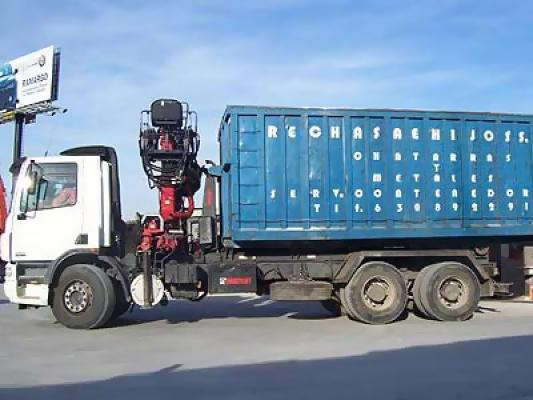 Un camión azul con la palabra reon en el costado.