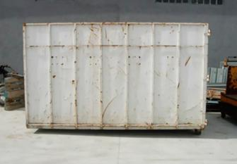 Un gran contenedor blanco se encuentra en un estacionamiento.