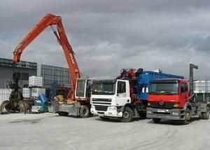 Un grupo de camiones están estacionados uno al lado del otro en un estacionamiento.