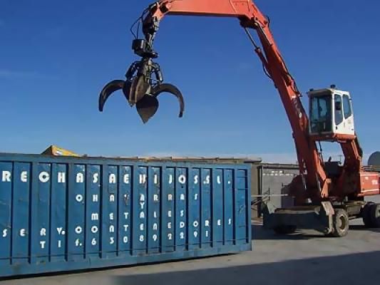 Una grúa está levantando un contenedor azul con la palabra reoh en él.