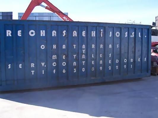 Un gran contenedor azul que dice rechasaeni jos sl.