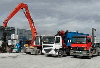 Un grupo de camiones están estacionados uno al lado del otro en un estacionamiento.