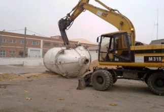 Una excavadora amarilla y negra está cavando un hoyo en el suelo.