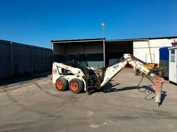 Un lince está estacionado en un estacionamiento frente a un edificio.