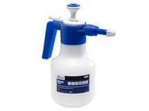 Sinivalkoinen kädessä pidettävä sumutinpullo, jossa on kahva, suutin ja pumppu päällä.