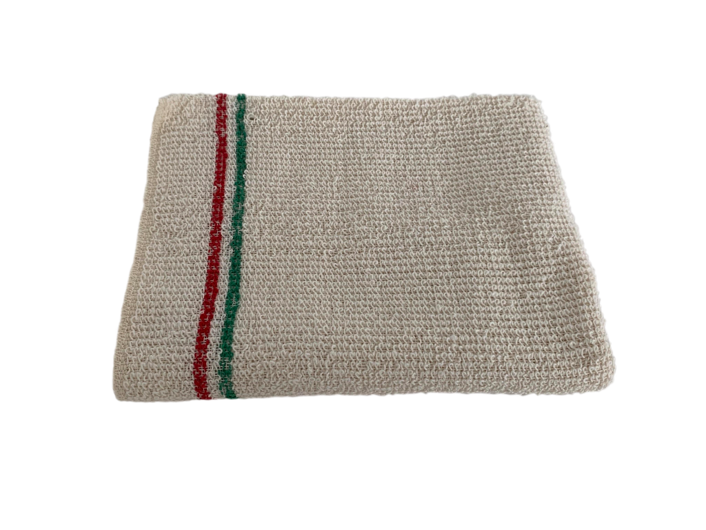 Taitettu ruskea pesulappu, jossa punaisia ​​ja vihreitä raitoja.