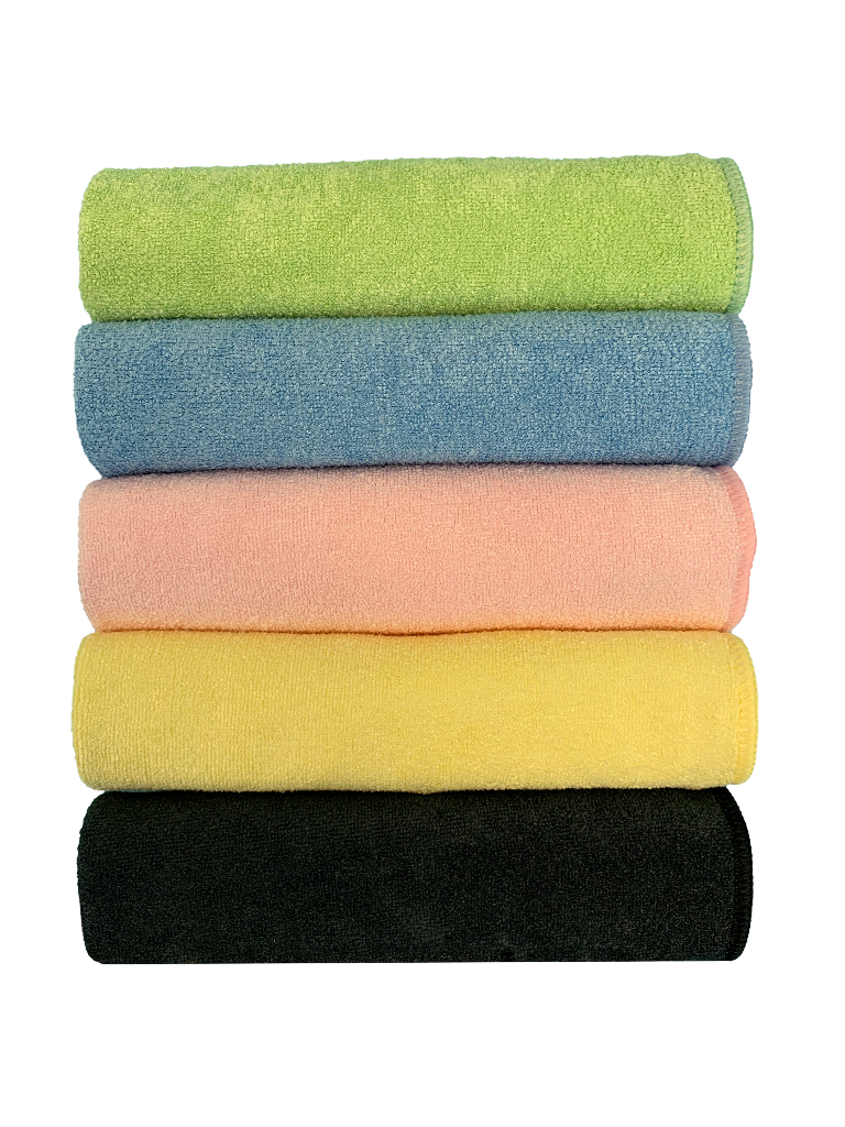 Kuuden värikkään pyyhkeen pino, jossa on rullalle käärittyjä oksia: vihreä, sininen, pinkki, keltainen ja musta.